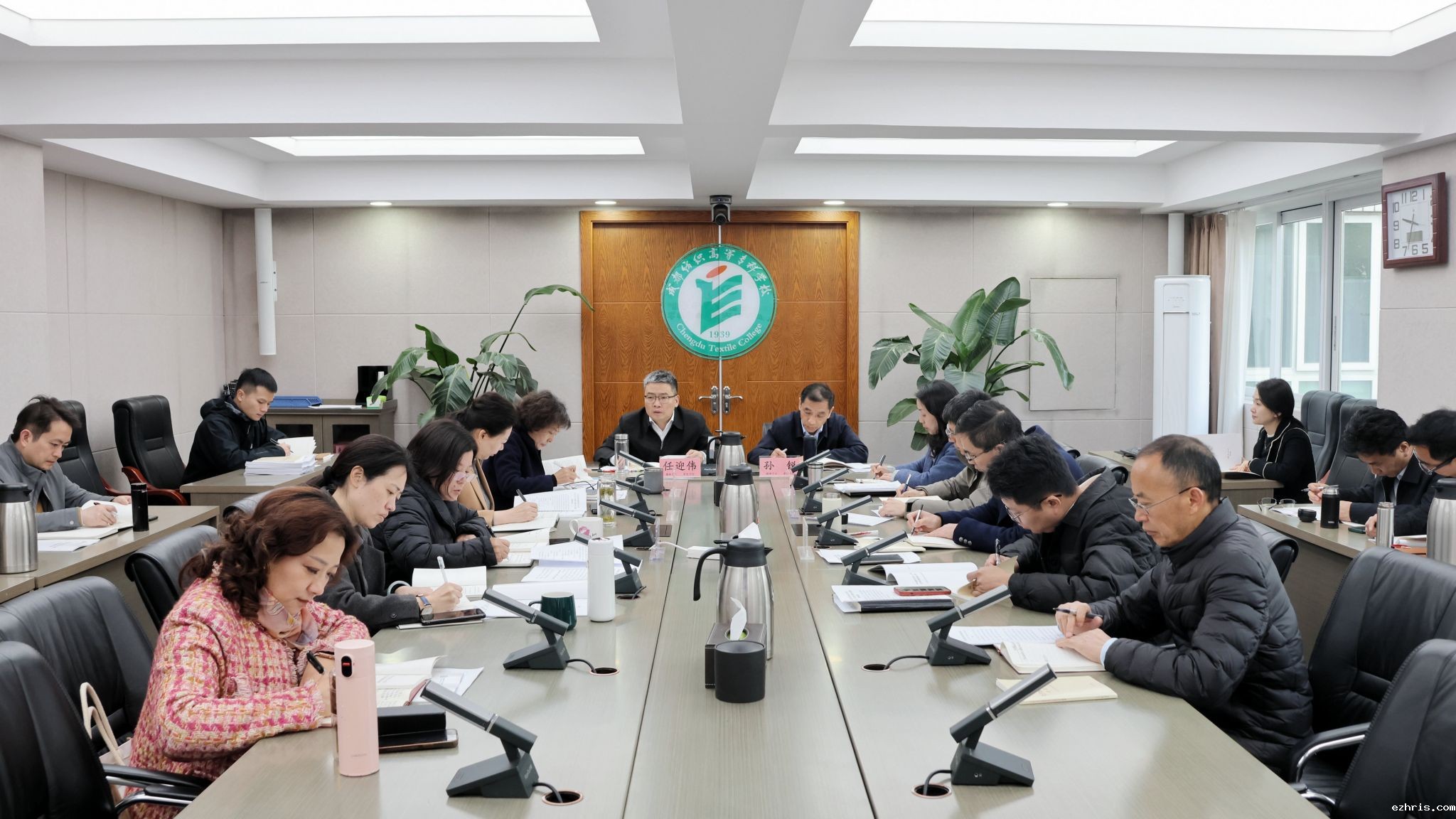 党委理论学习中心组召开中央八项规定精神专题学习（扩大）会