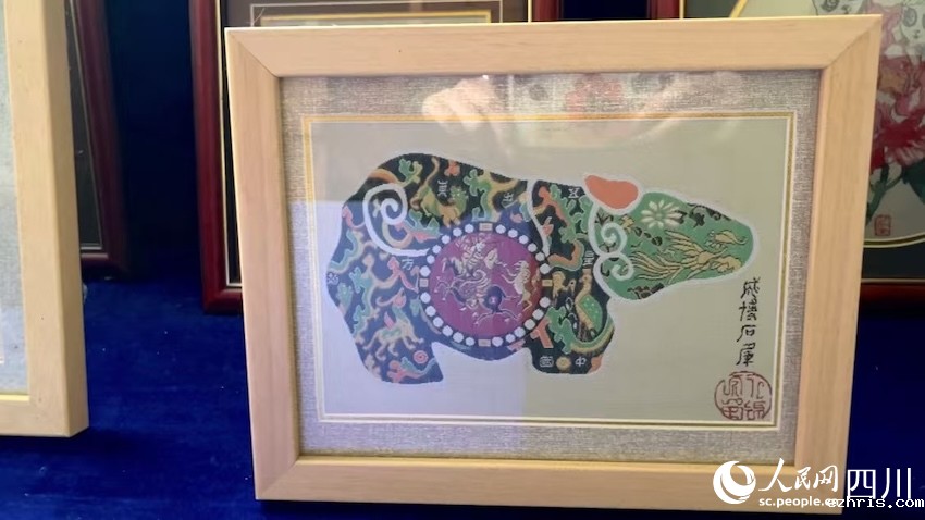 蜀锦石犀工艺品。人民网记者 郭莹摄