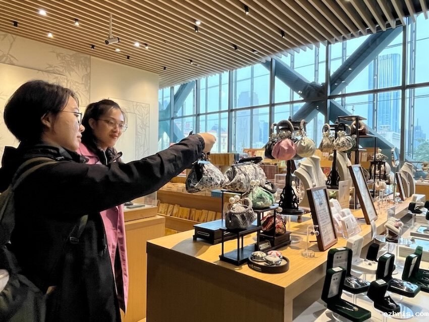 成都博物馆,观众在蜀锦文创展台挑选心仪的产品。人民网记者 郭莹摄